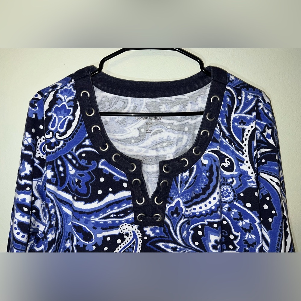 Woman Within Navy Three-Quarter Sleeve Grommet Notch Paisley Tunic! Size 1X. - Picture 3 of 15